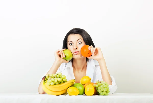 Mujer divertida con manzana y naranja —  Fotos de Stock