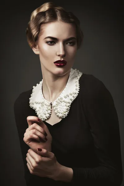 Close-up portrait of old-fashioned woman — Stock Photo, Image