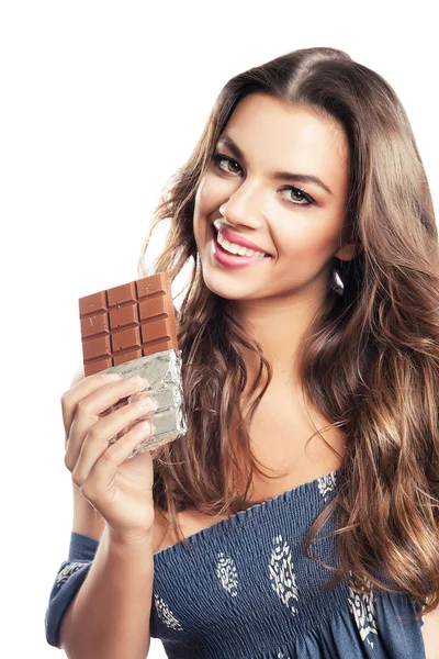 Chica con el pelo largo y barra de chocolate — Foto de Stock