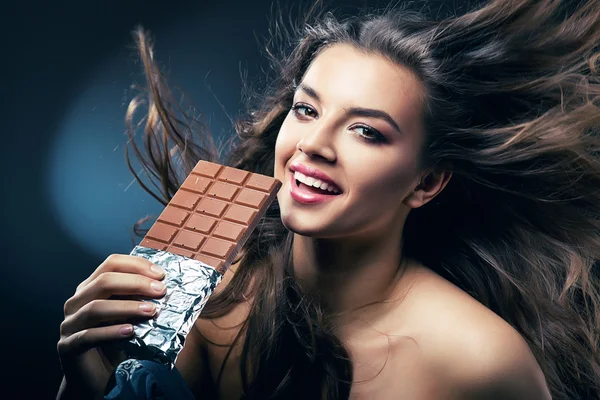 Sexy smiling woman with chocolate and desire — Stock Photo, Image