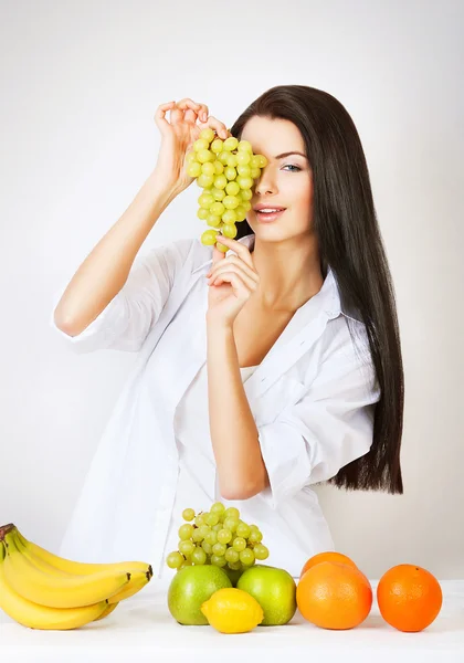Сексуальная женщина с виноградом в руках — стоковое фото
