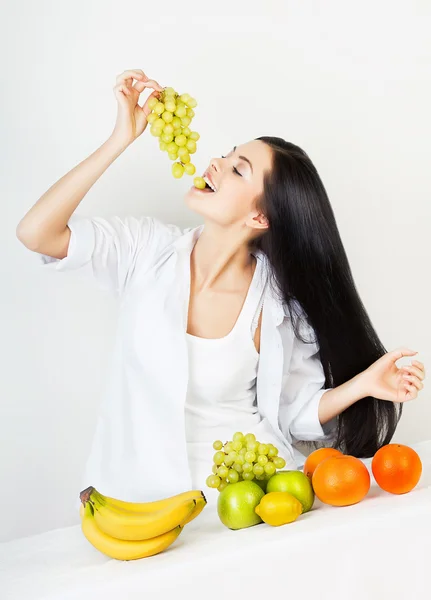 Femme sexy avec du raisin vert à la main — Photo