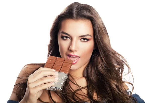 Sexy vrouw met lang haar en chocolade blok — Stockfoto