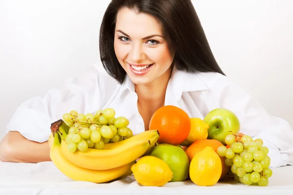 Menina sorridente com grupo de frutas — Fotografia de Stock