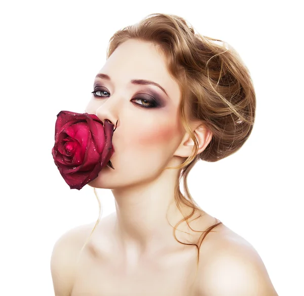 Giovane bella donna e rosa rossa in bocca — Foto Stock