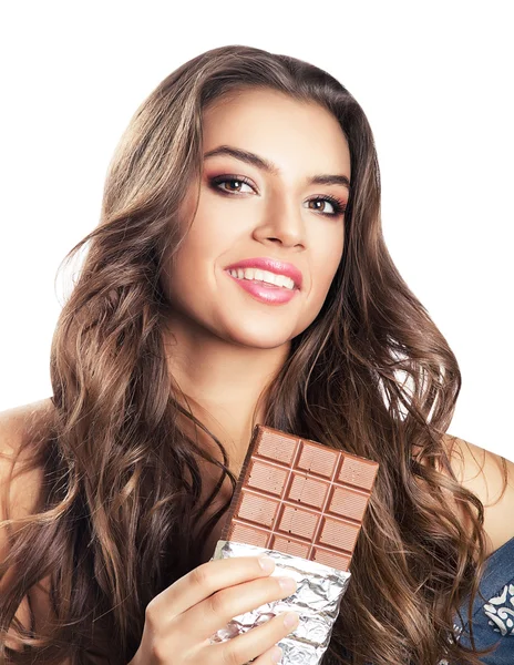 Mujer con pelo largo y barra de chocolate — Foto de Stock