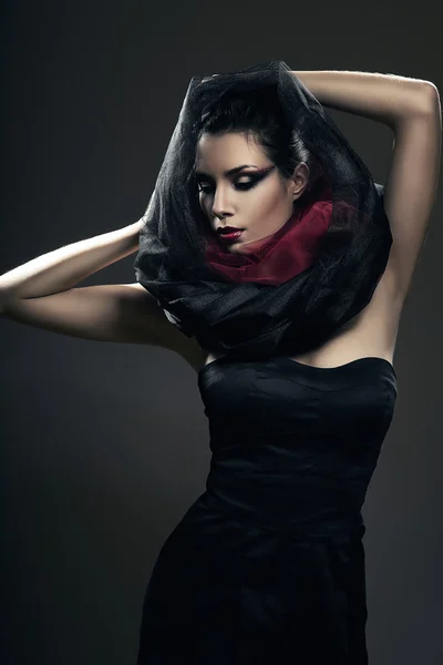 Misteriosa mulher sexy no capuz preto no escuro — Fotografia de Stock