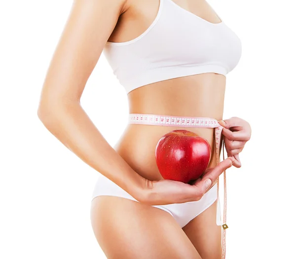 Mujer deportiva con manzana roja y medida —  Fotos de Stock