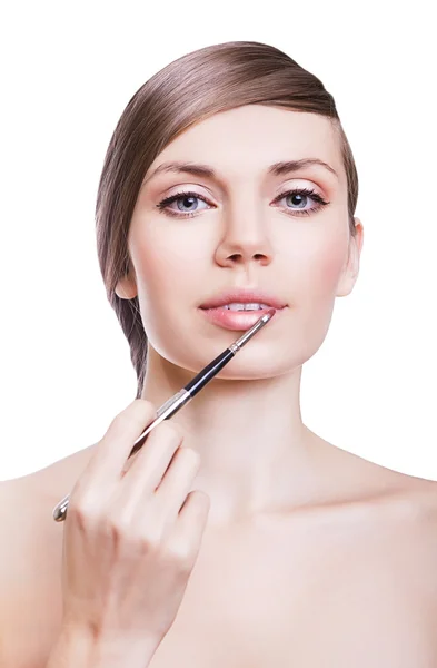 Kvinna med pensel på läppar — Stockfoto
