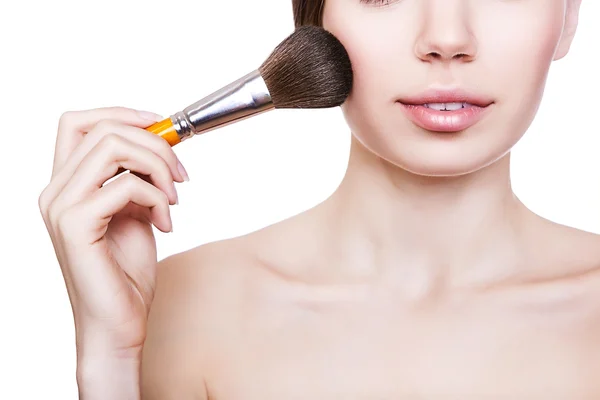 Mujer con cepillo cosmético — Foto de Stock