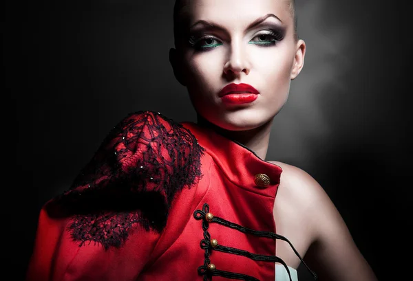 Hermosa mujer sexy en chaqueta roja con labios rojos — Foto de Stock