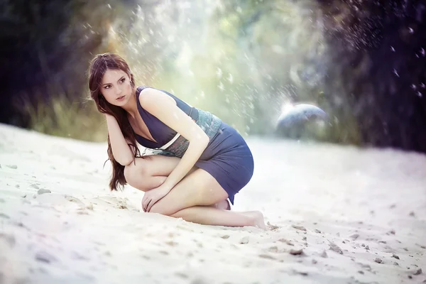 우주 바닷가 모래에 파란색 드레스 여자 — 스톡 사진