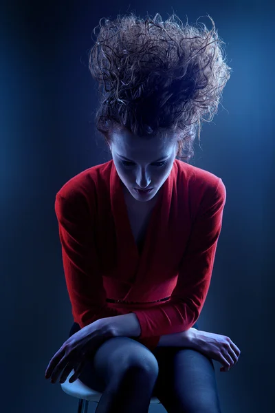 Žena v červené barvě s vysokým vlasy — Stock fotografie