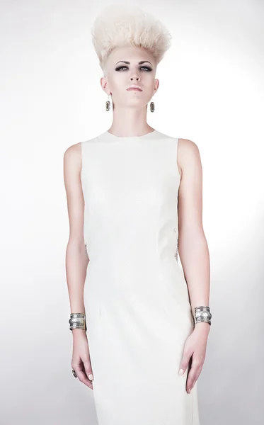 Futuristische hübsche blonde Frau im Kleid mit kreativer Frisur — Stockfoto