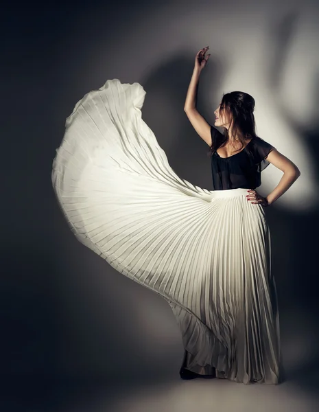 Mujer en vuelo falda blanca —  Fotos de Stock