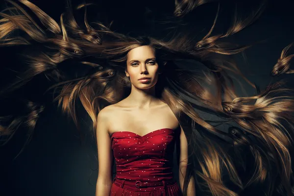 Vacker kvinna i röd och fisk hår — Stockfoto