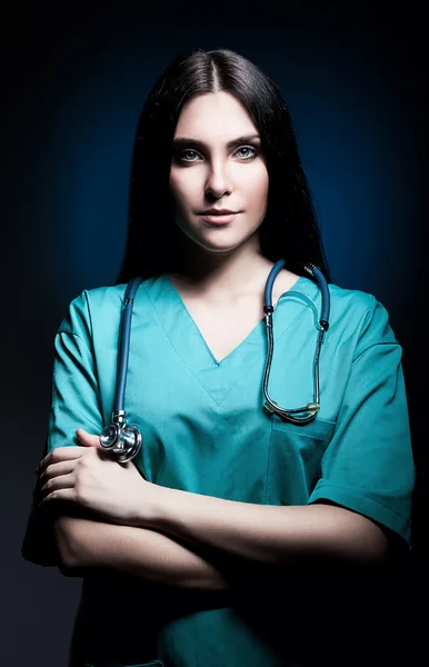 Attraktiva läkare i mörk blått ljus — Stockfoto