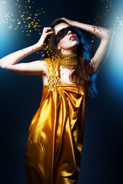 Kadın sarı elbise ve kırık mücevher ile maske