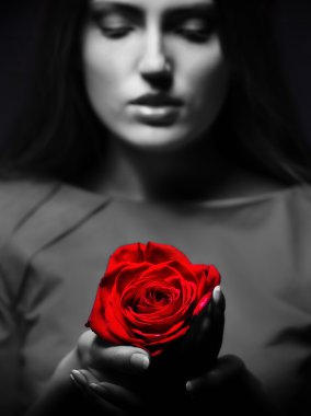 Gül desenli çok güzel bir kadın