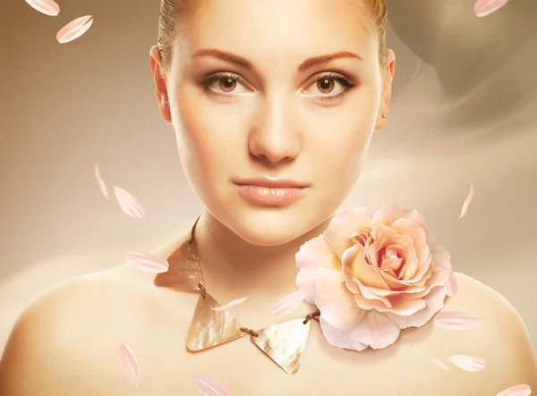 Atrakcyjny piękna kobieta z accessorize i róża — Zdjęcie stockowe