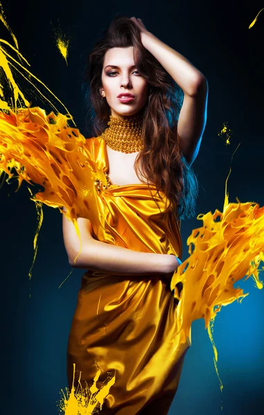 Sensual mujer sexy en vestido amarillo y salpicadura amarilla —  Fotos de Stock