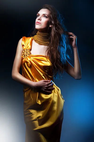 Sensuele mooie vrouw in gele jurk — Stockfoto