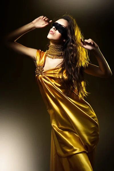 Sensual mulher adulta em vestido dourado — Fotografia de Stock