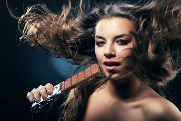 Sexy vášnivá žena s čokoládou a vítr — Stock fotografie
