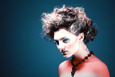 Sanat ile güzel bir kadın üzerinde mavi arka plan yapmak