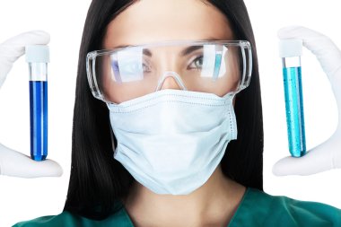 mavi sıvıyı tüplerini tutan çekici bilim adamı