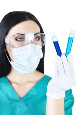 mavi sıvıyı tüplerini tutan bilim adamı