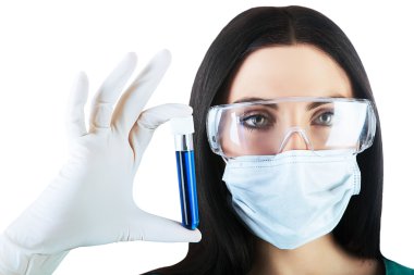 Mavi sıvı ile tüp tutan bilim adamı