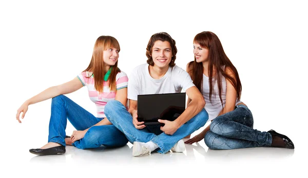 Três estudantes estão sentados no chão, sorrindo e conversando — Fotografia de Stock