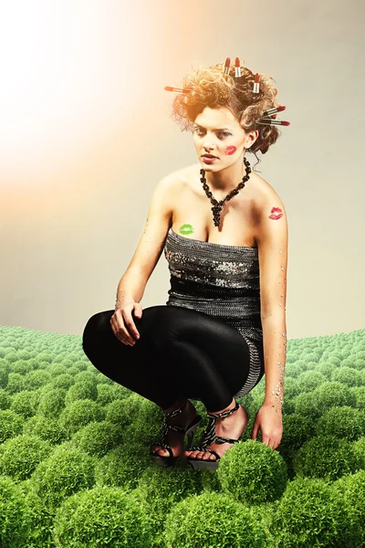 Frau auf Gras mit Lippenstift — Stockfoto