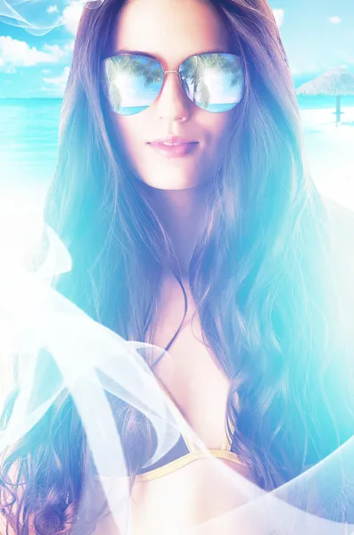 Close-up portrait of woman in sunglasses on the beach — Stock Photo, Image