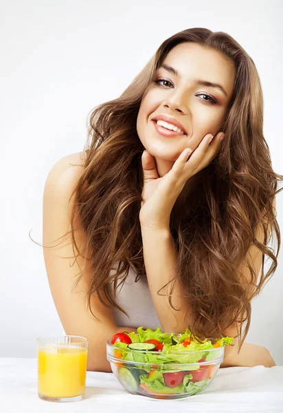 Hermosa mujer en la cocina con jugo y ensalada — Foto de Stock