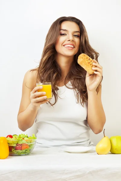 Mulher na cozinha com suco e pão — Fotografia de Stock