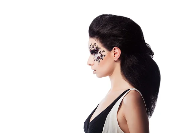 Mulher atraente com arte facial em vestido preto e branco — Fotografia de Stock