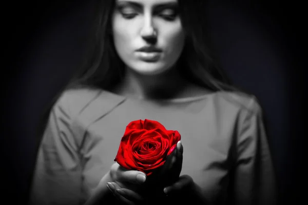 Bardzo ładna kobieta z różą — Zdjęcie stockowe