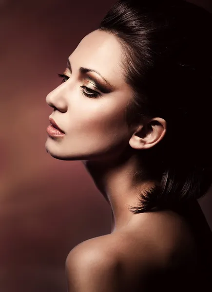 Сексуальная брюнетка женщина на коричневом фоне — стоковое фото