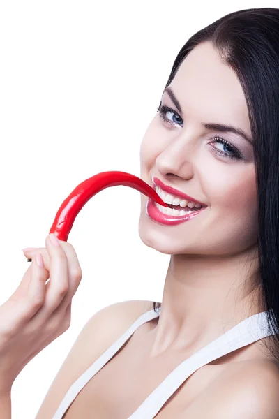 Glückliche süße Frau beißt Chilischote — Stockfoto