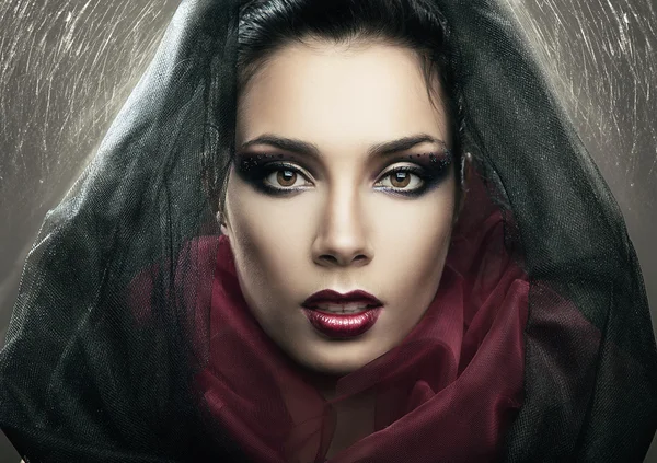 검은 후드와 웹에 열정적인 신비한 여자 — 스톡 사진