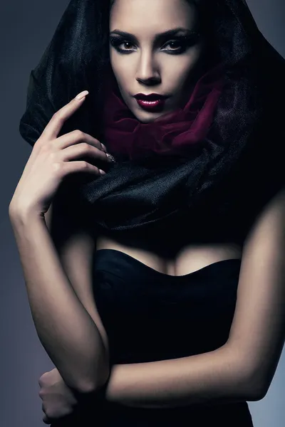 性感美丽的女人在黑罩 — 图库照片