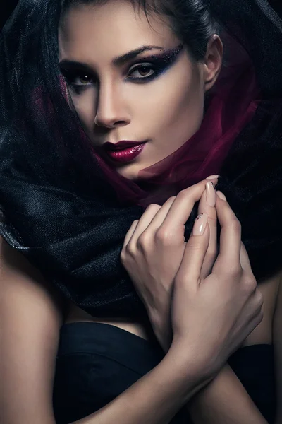 Sexy vášnivá žena tmavá kapuce — Stock fotografie