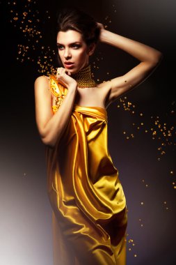 Sarı elbiseli çekici kadın