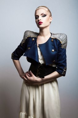 koyu mavi ceket ve seksi güzel kadın