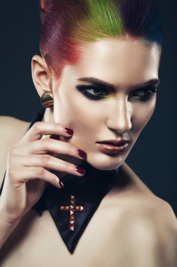 gizemli kadın siyah yaka ile