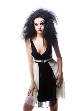 yüz sanatı ile siyah beyaz elbiseli esmer kadın