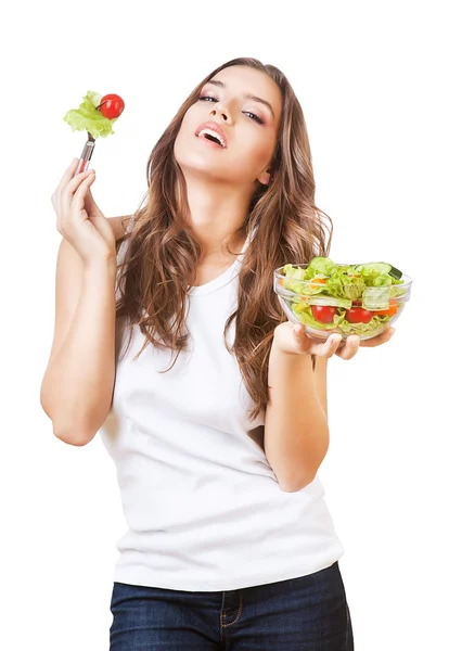 Sexig glad tjej i vit t-shirt med sallad — Stockfoto