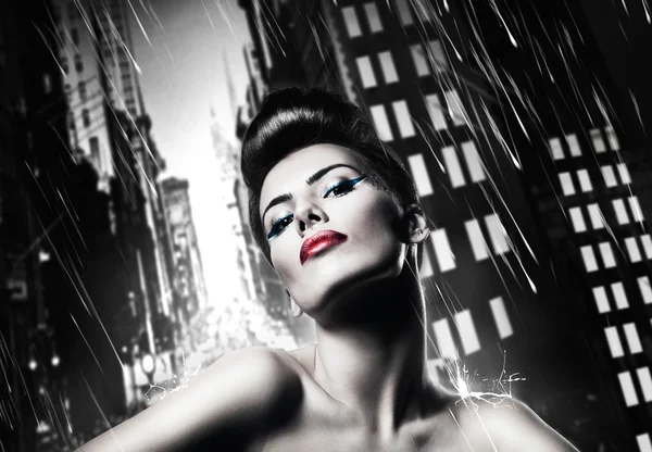 Attractive brunette woman with red lips in rainy city — Stock Photo, Image